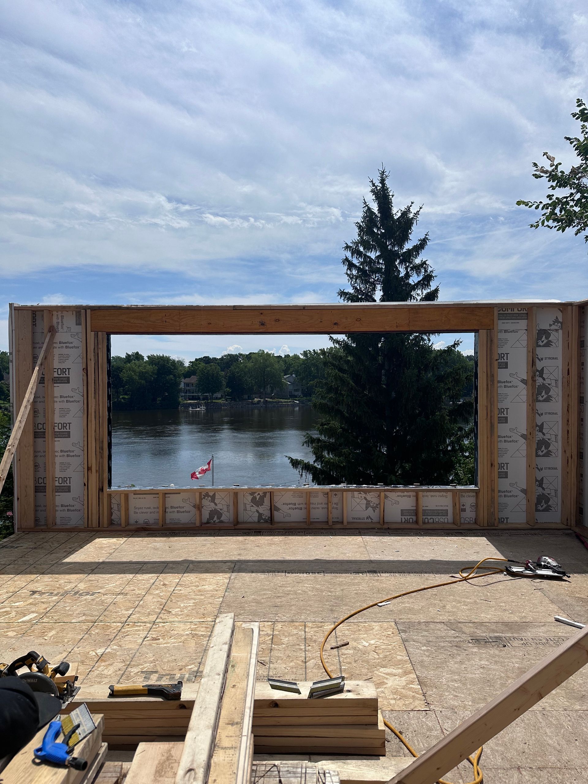 Une grande fenêtre avec vue sur un lac est en cours de construction.
