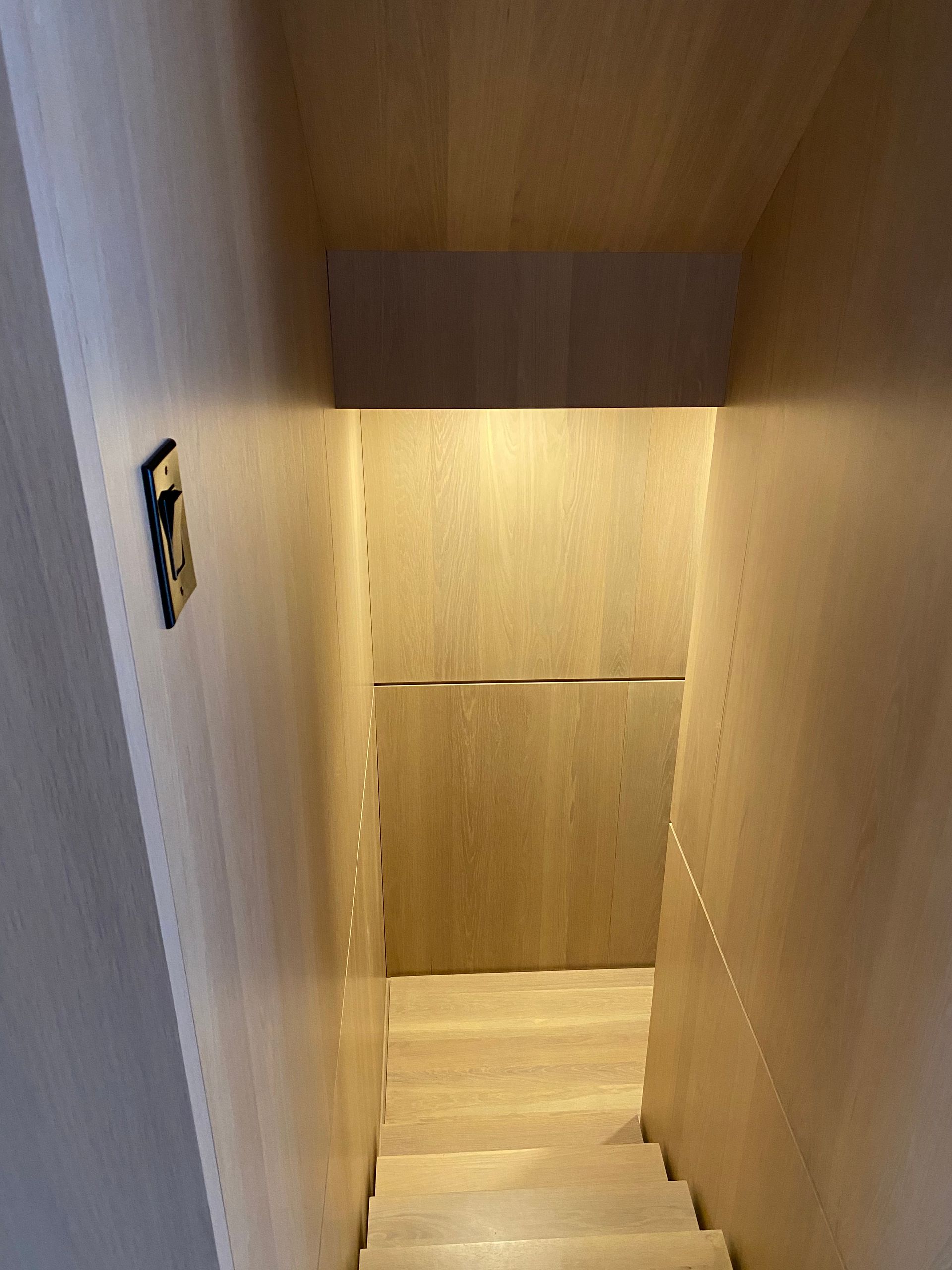 Un escalier menant au deuxième étage d'un immeuble