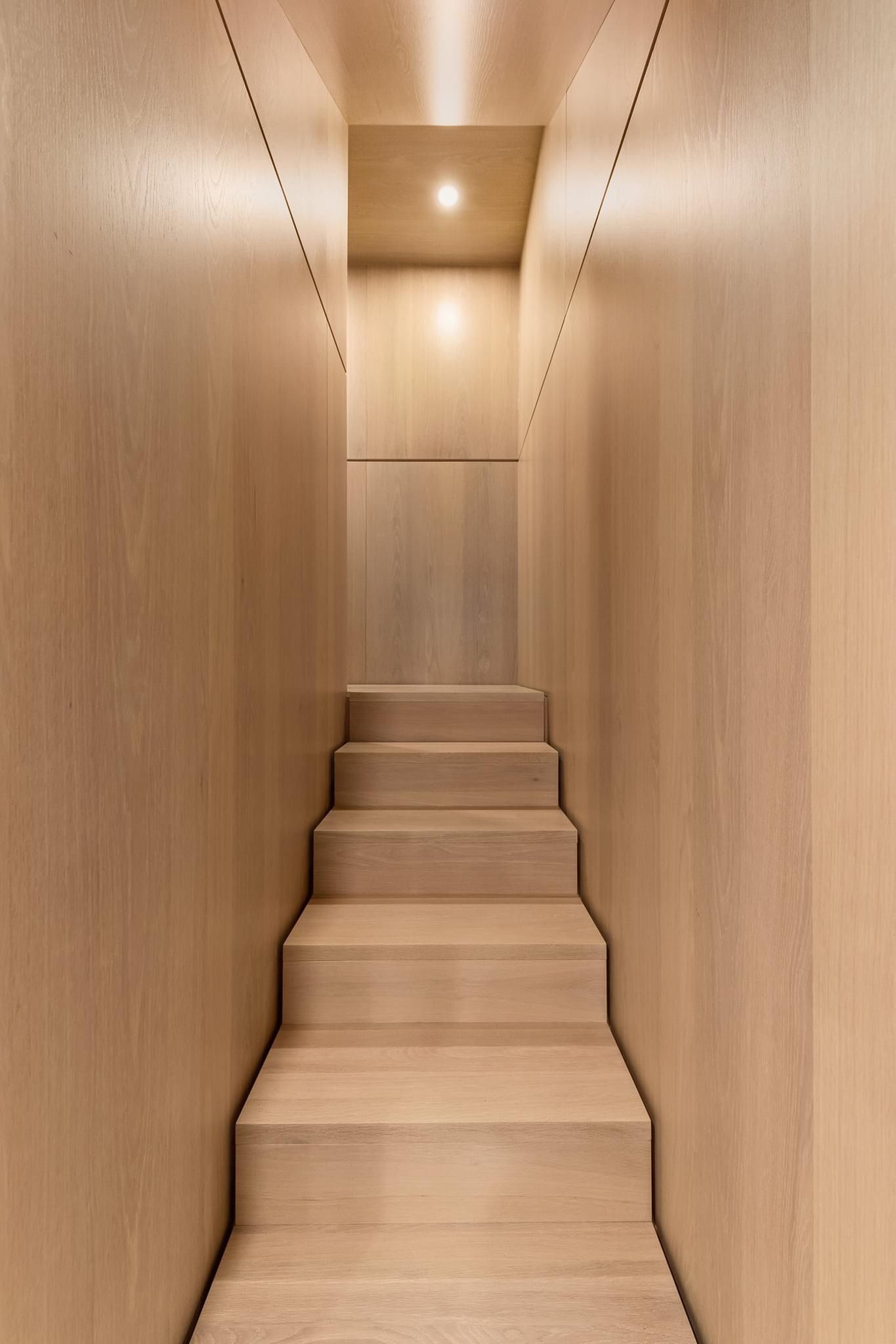 Les escaliers sont en bois et sont très longs et étroits.