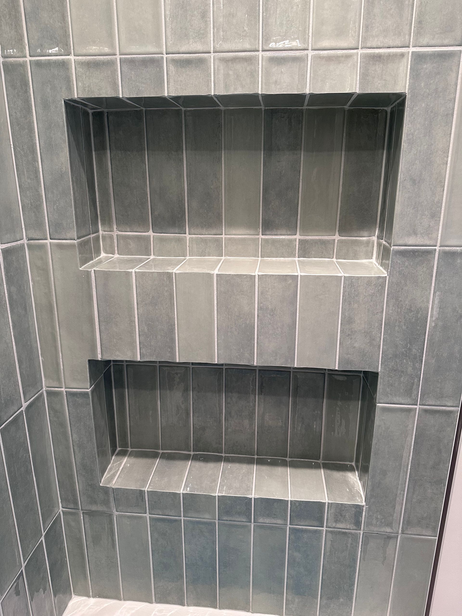 Une salle de bain avec une niche de douche dans le mur.