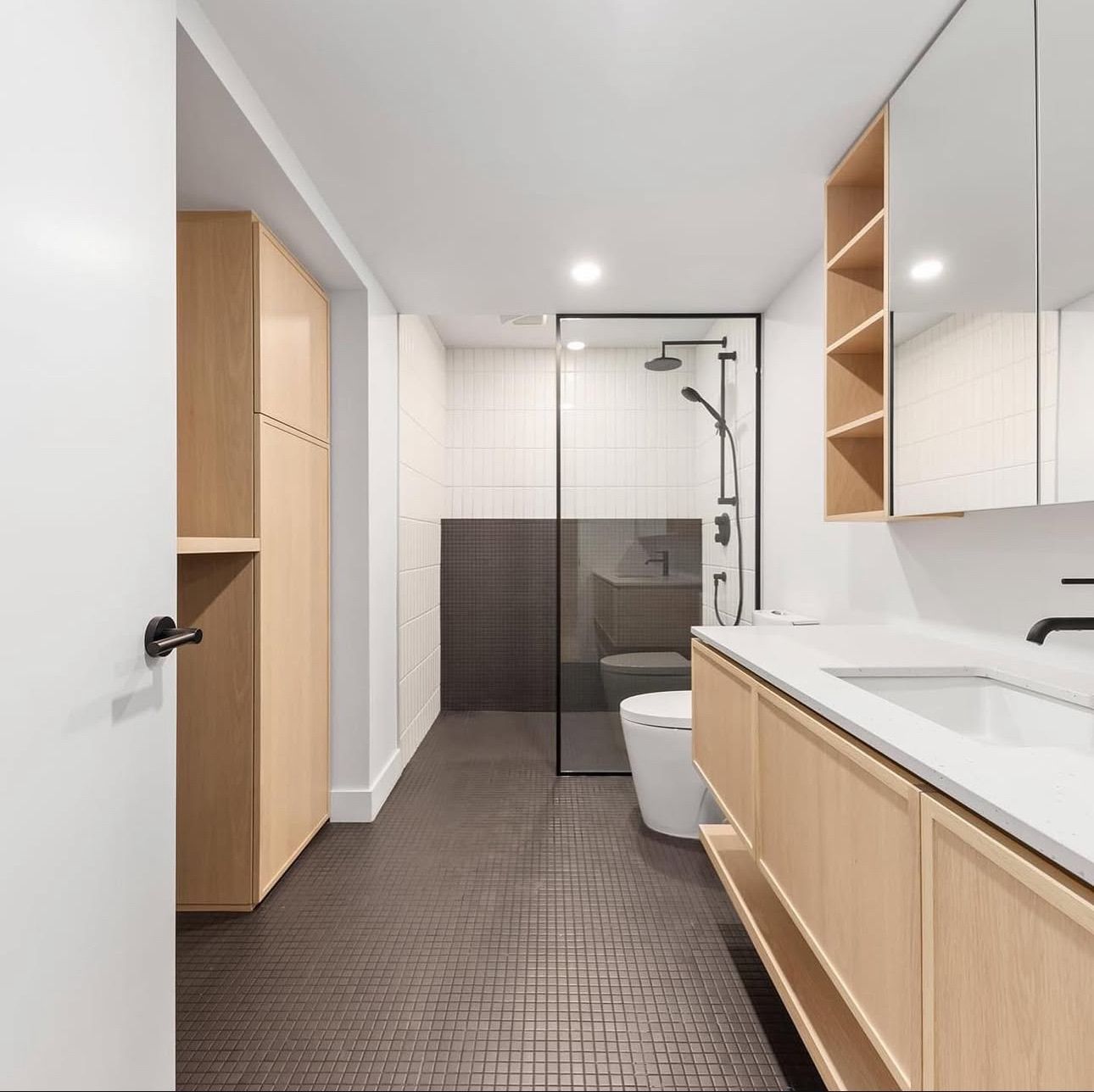 Une salle de bain avec un lavabo, des toilettes et une douche à l'italienne