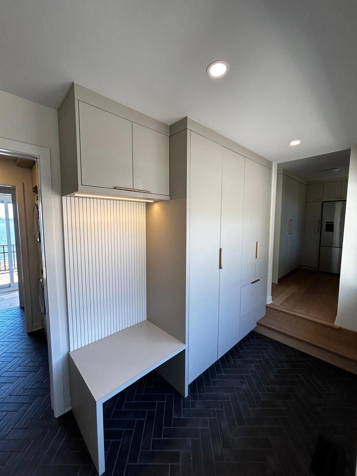 Il y a un bureau au milieu de la pièce.