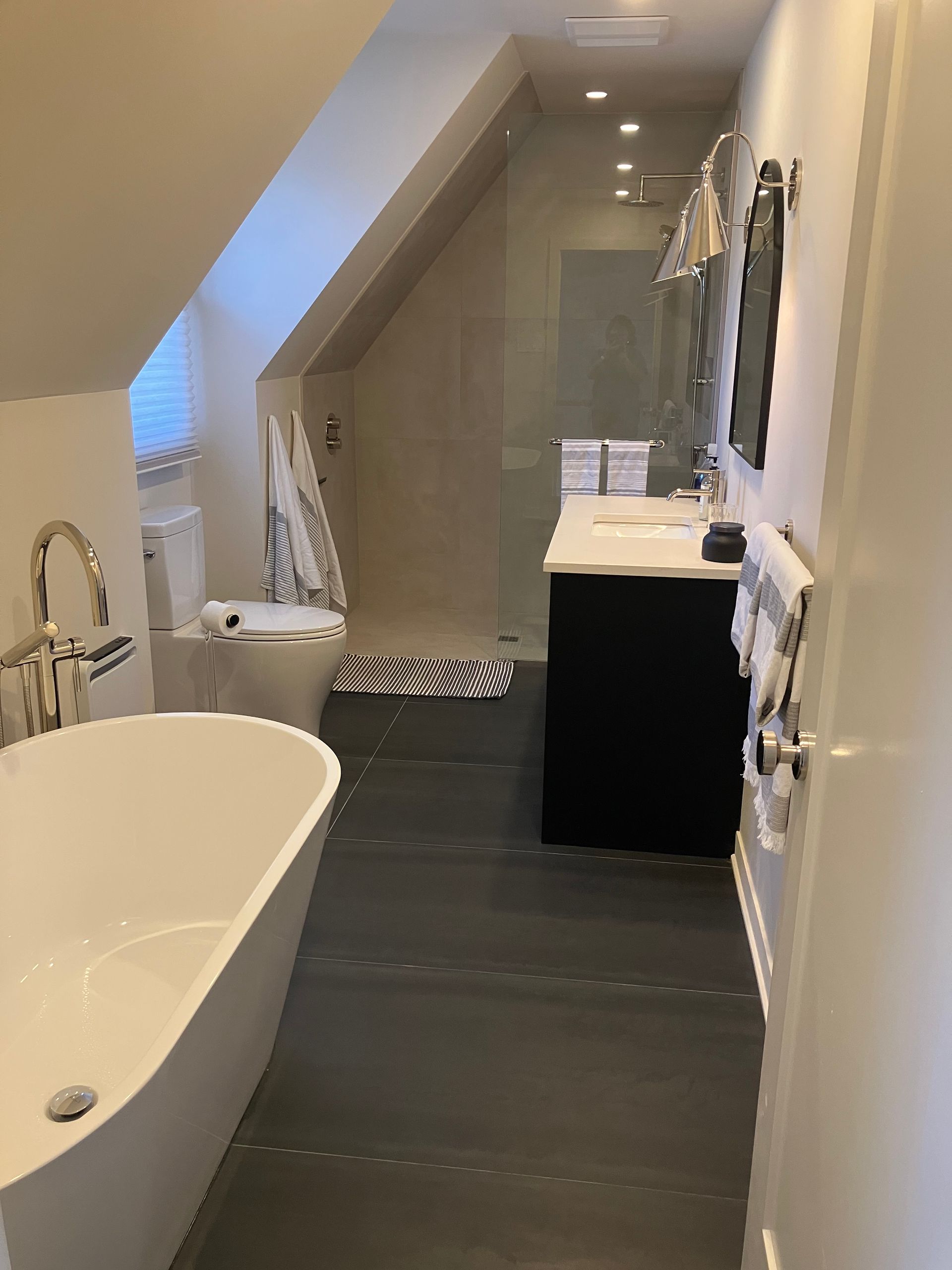 Une salle de bain avec baignoire, lavabo et douche.