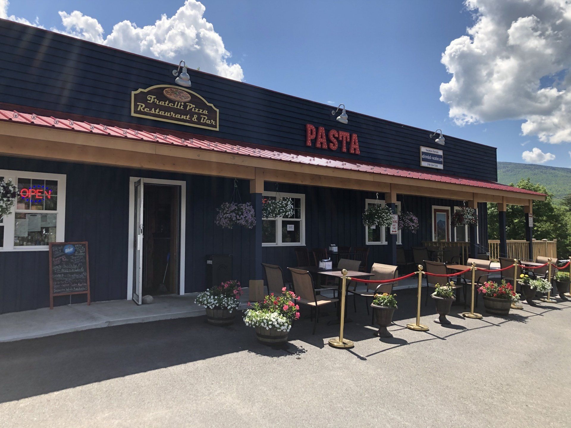 Fratelli's Pizza Outside Dining Area