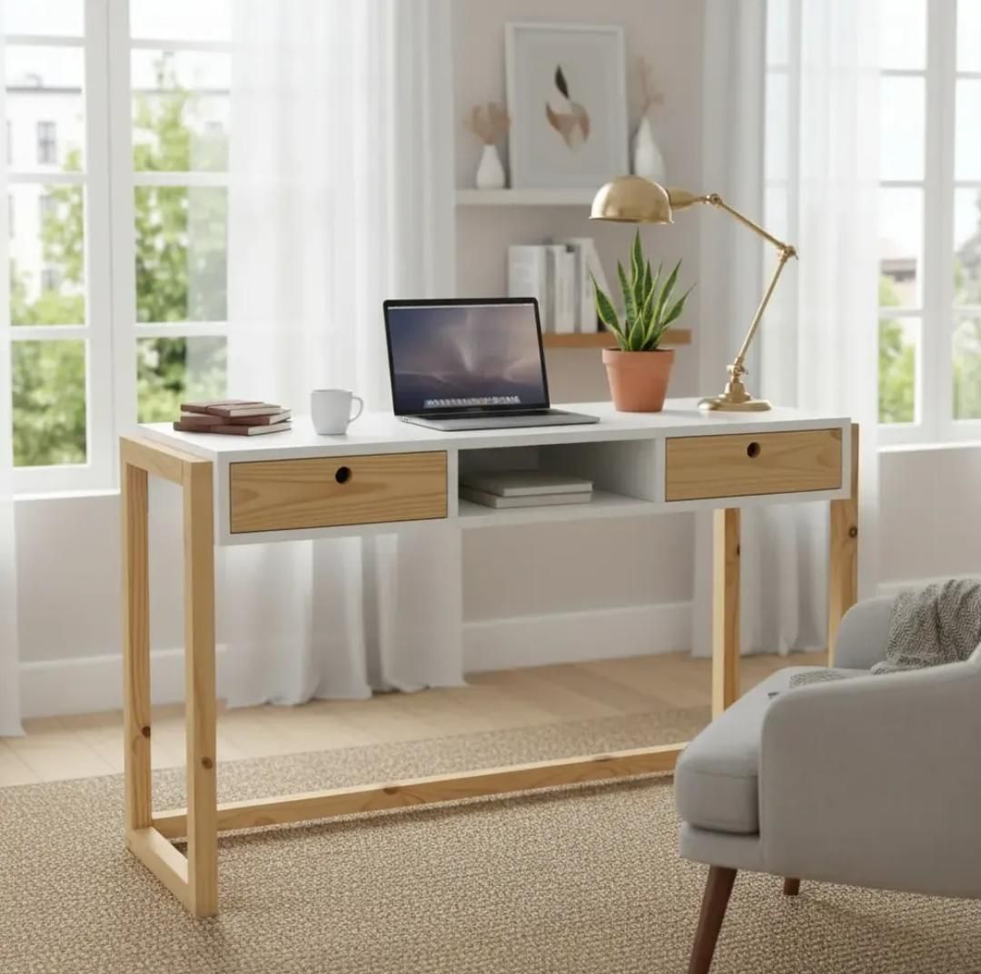 Escritorio luminoso en la oficina en casa con computadora portátil, lámpara, plantas y cajones junto a una ventana soleada.