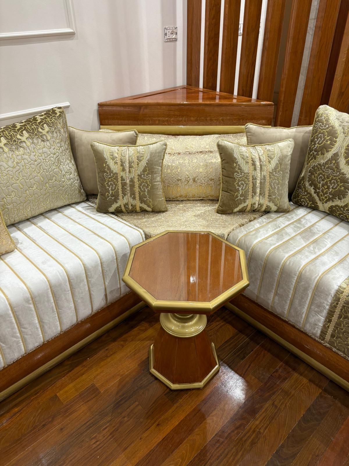 Un soggiorno con un divano e un tavolino.