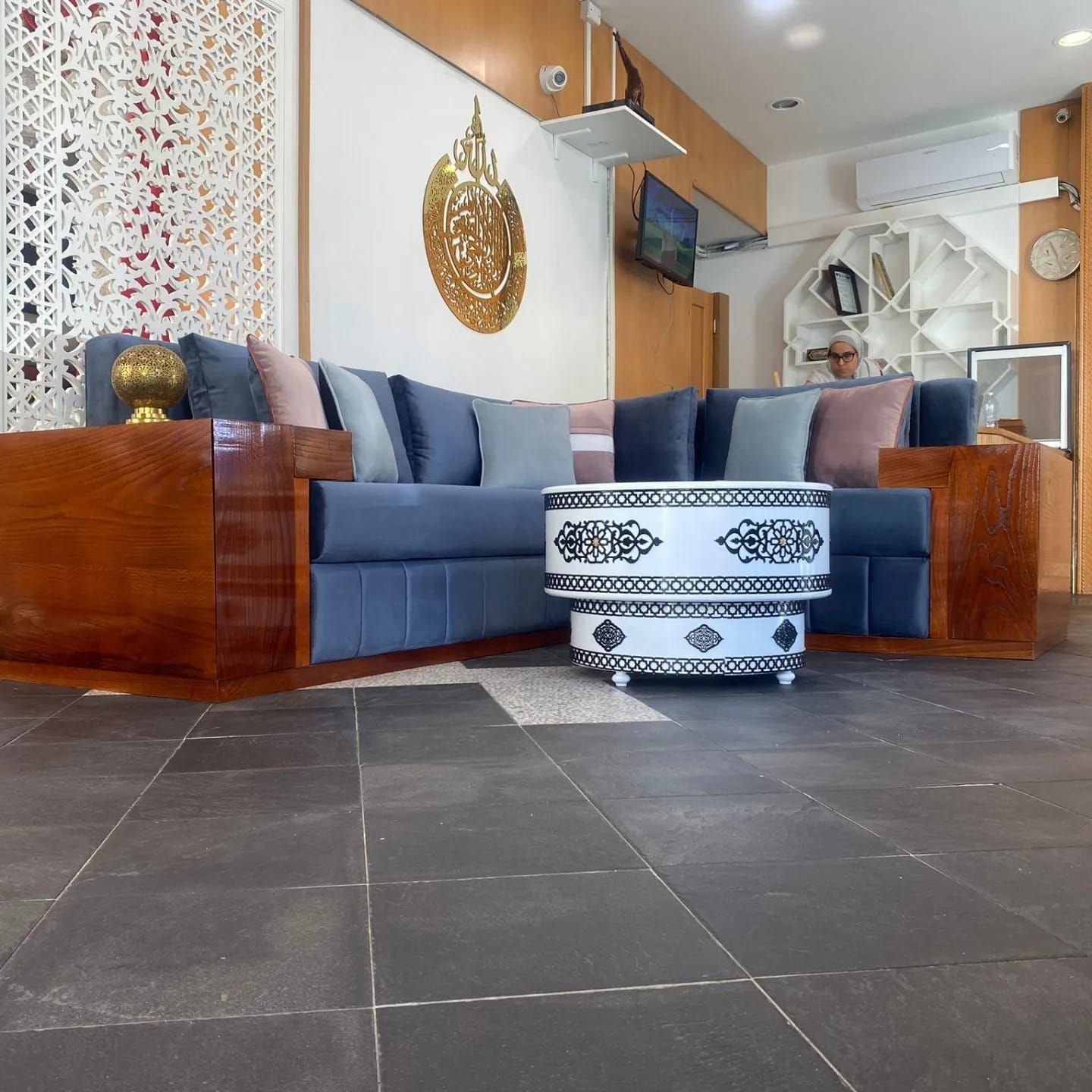 Un soggiorno con un divano e un tavolino da caffè