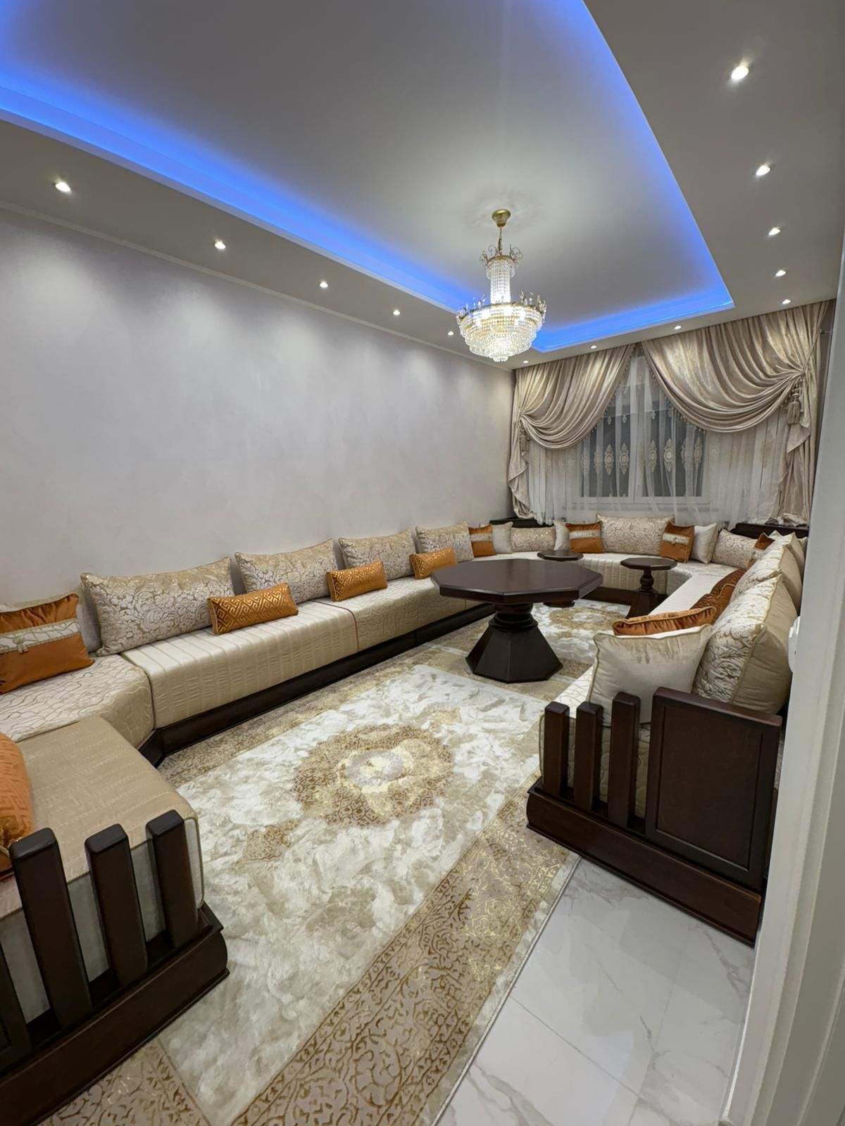 Un soggiorno con molti mobili e un soffitto blu.