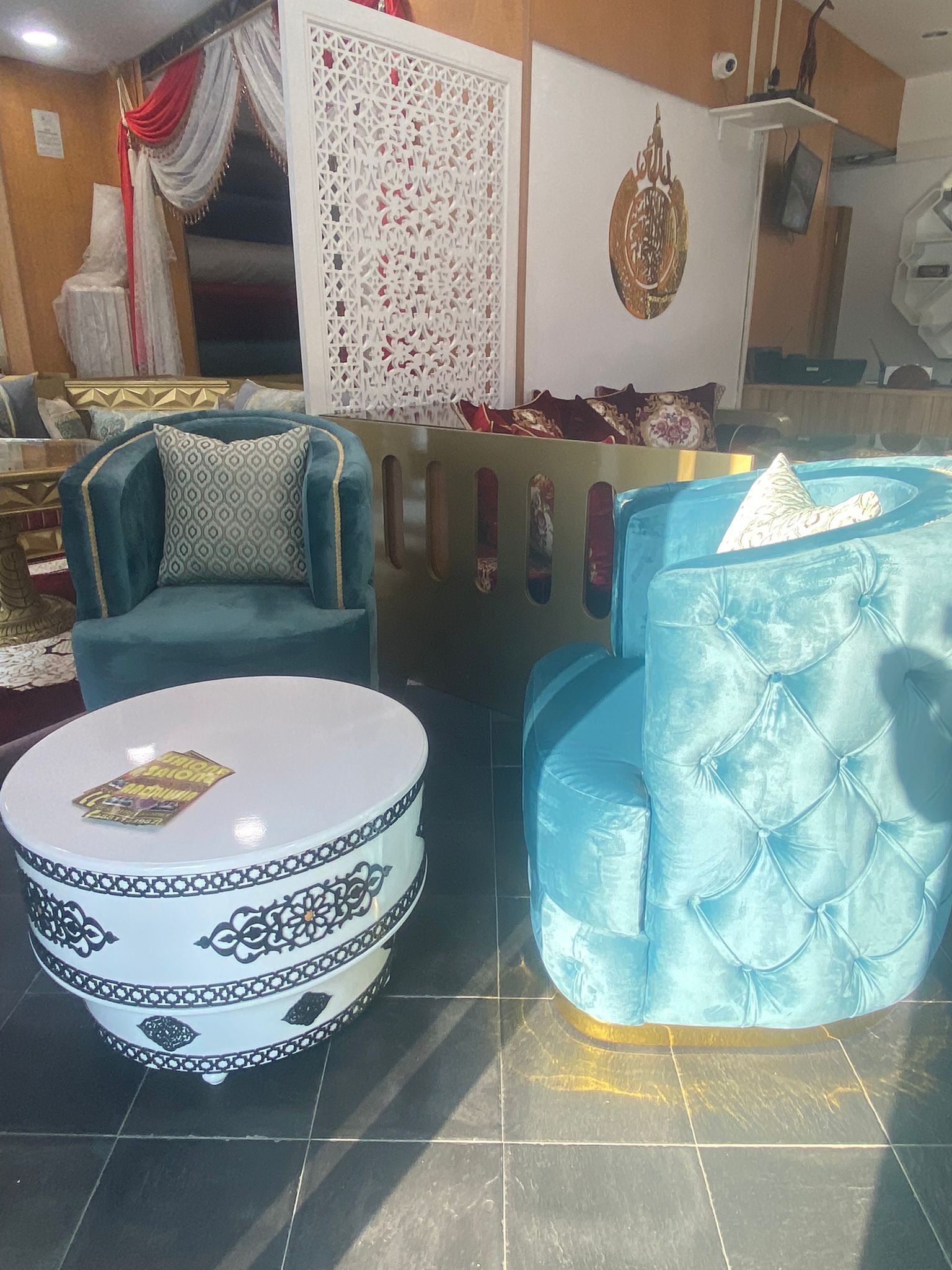 Un soggiorno pieno di mobili e un tavolino da caffè.