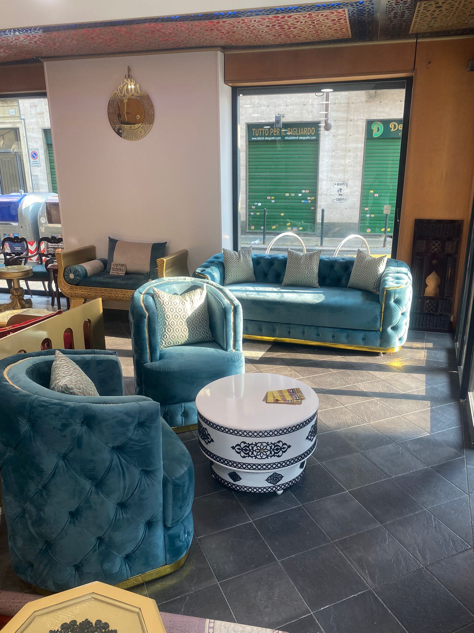 Un soggiorno con un divano, sedie e un tavolino.