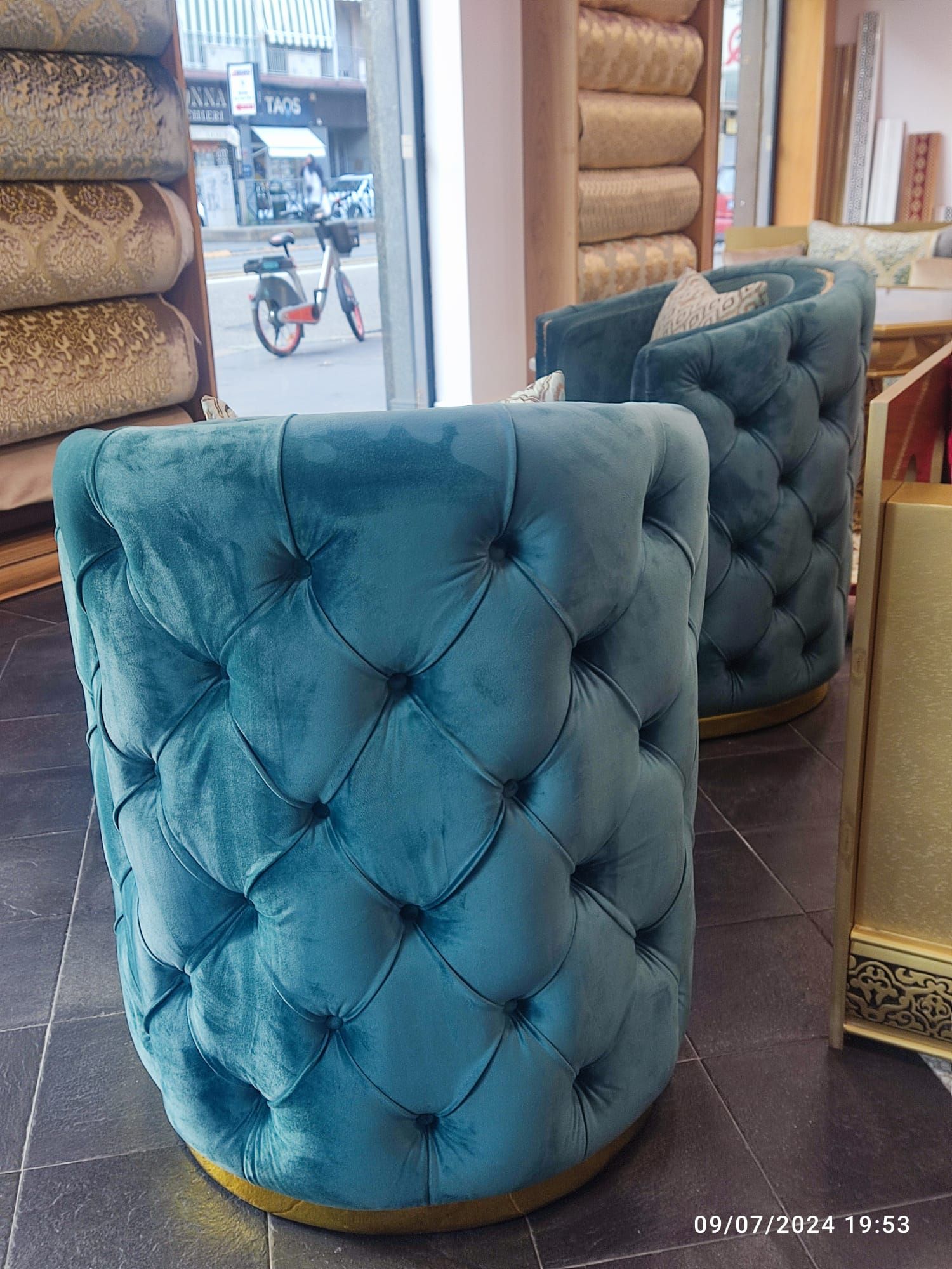 Due sedie blu sono posizionate una accanto all'altra in una stanza.