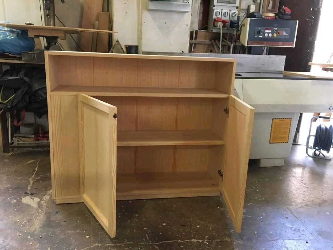 Un mobiletto di legno con le ante aperte in un laboratorio