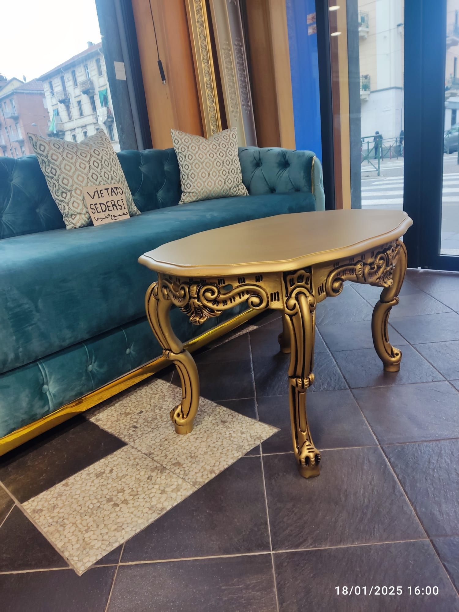 Un tavolino da caffè è appoggiato accanto a un divano in soggiorno.