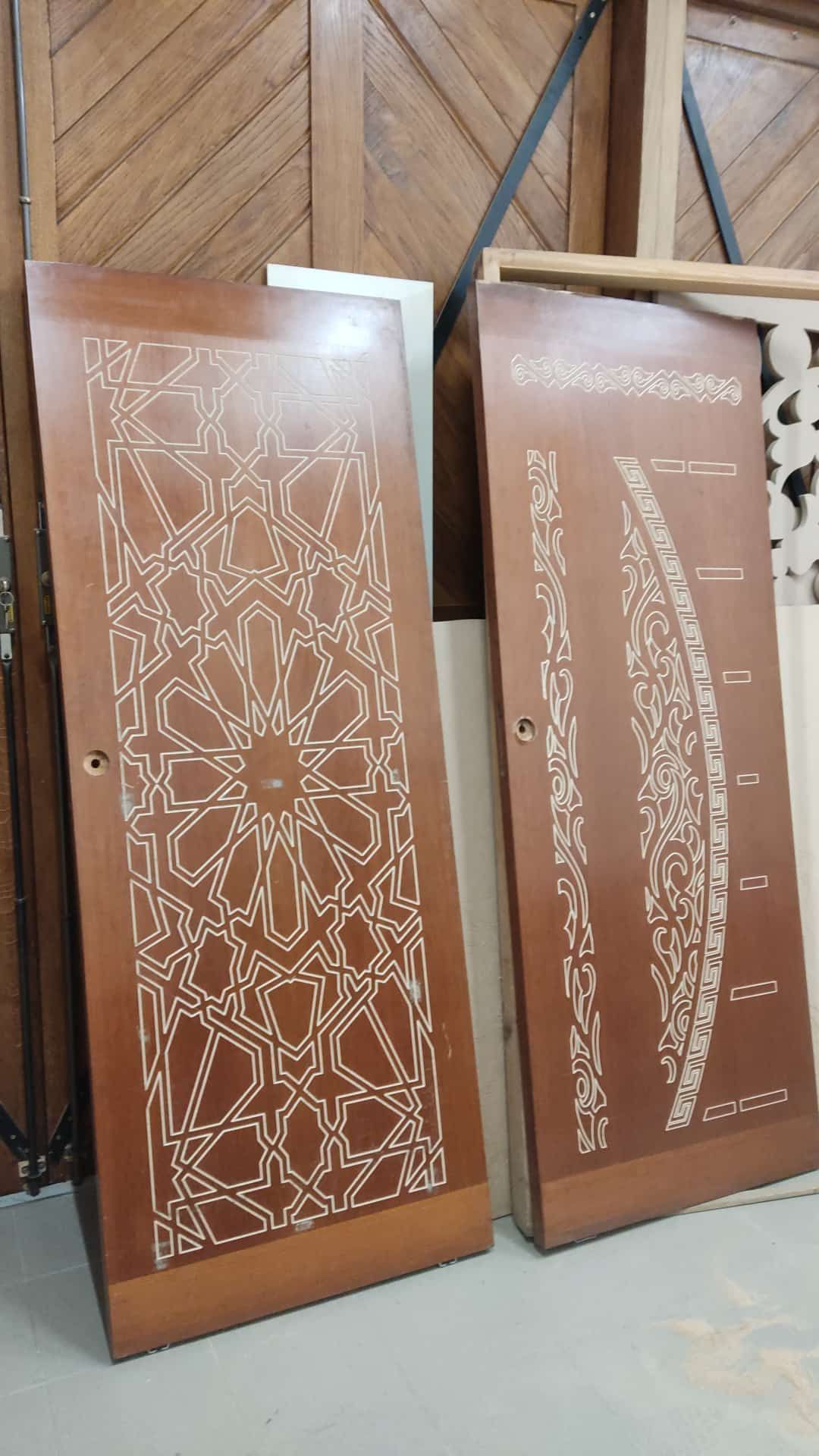 Due porte di legno con un motivo sono una accanto all'altra.