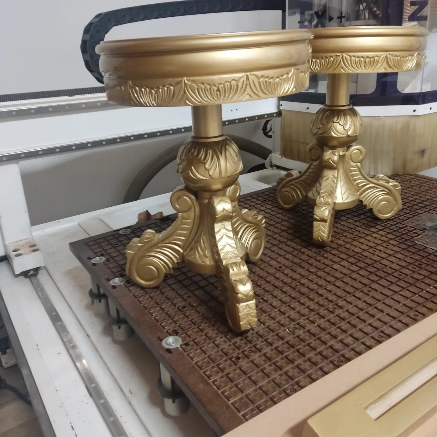 Due tavoli d'oro sono appoggiati su un tavolo di legno