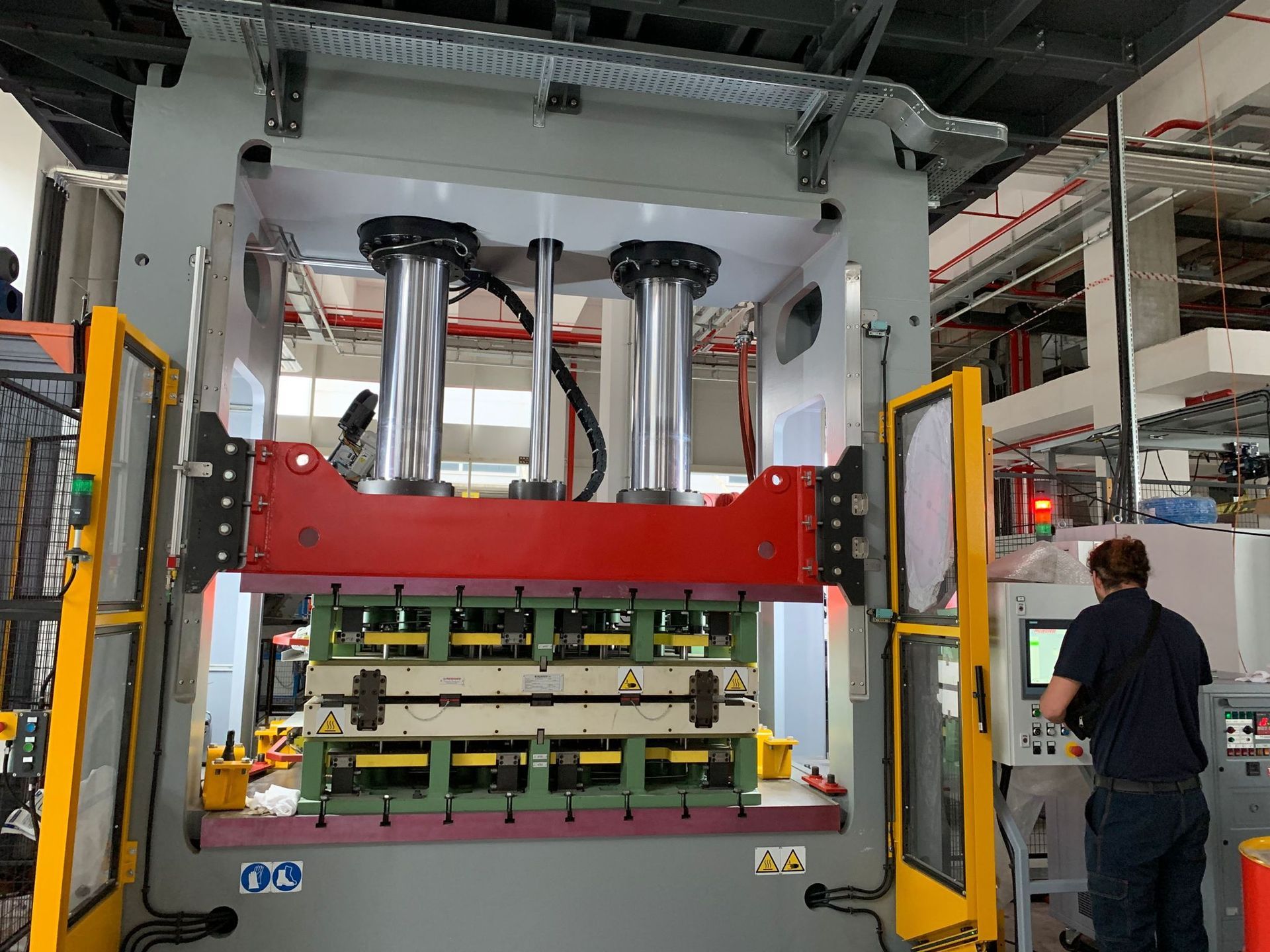 Un uomo sta lavorando a una macchina in una fabbrica.