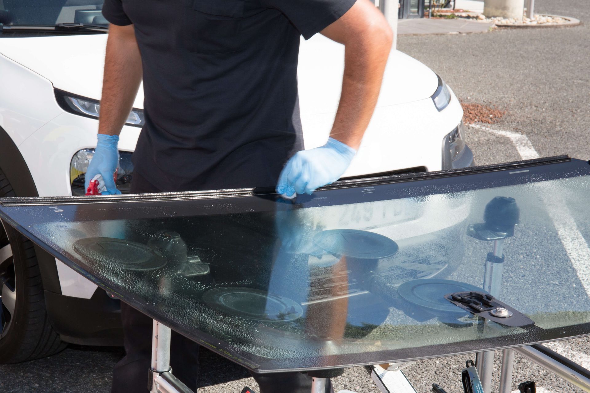 an expert replacing car front windshield