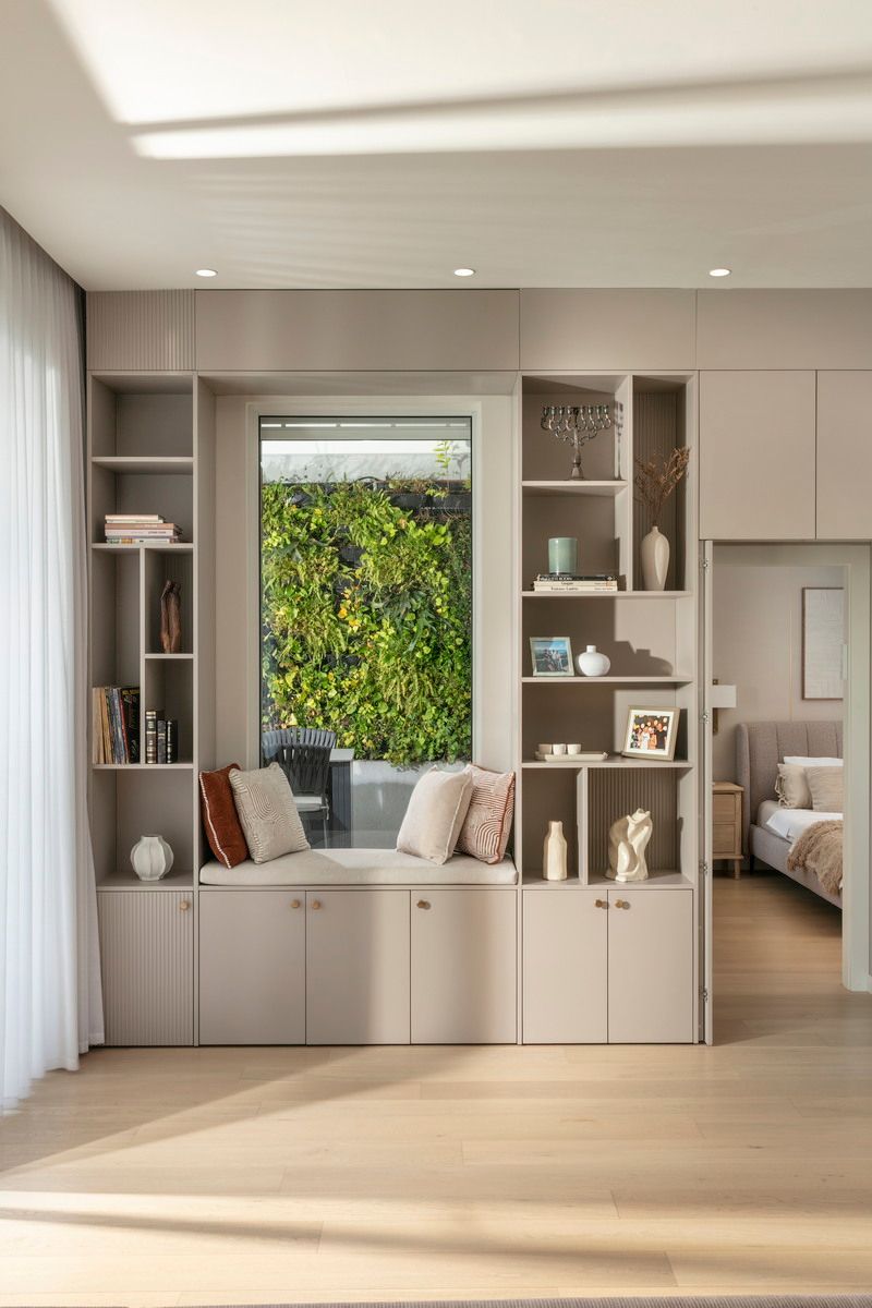 בית עם גוונים טבעיים עדינים בעיצוב הרמוני ושקט ומפתחים גדולים אל הנוף.