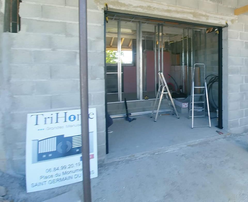 Porte de garage basculante Wedoor chez TRIHOME Menuiseries