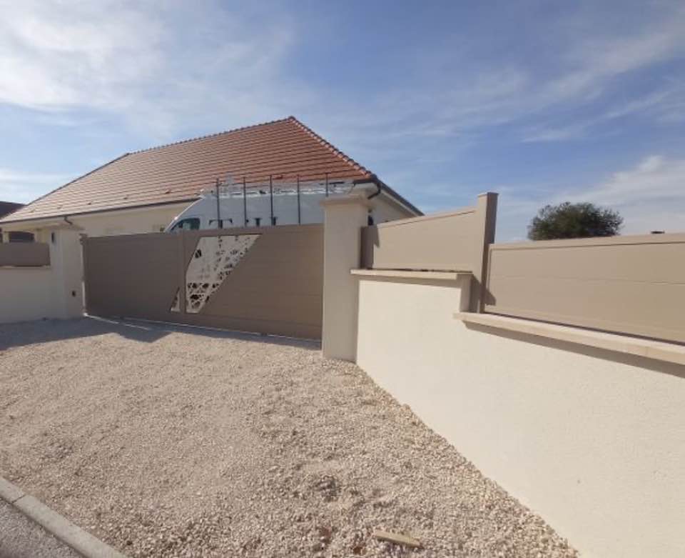 Portail coulissant sur rail installé par TRIHOME Menuiseries à Bey en Bresse Louhannaise