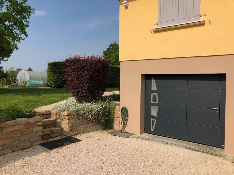 Porte de garage réalisation Trihome