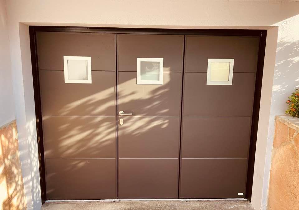 Porte de garage Trihome Menuiseries avec 3 vantaux