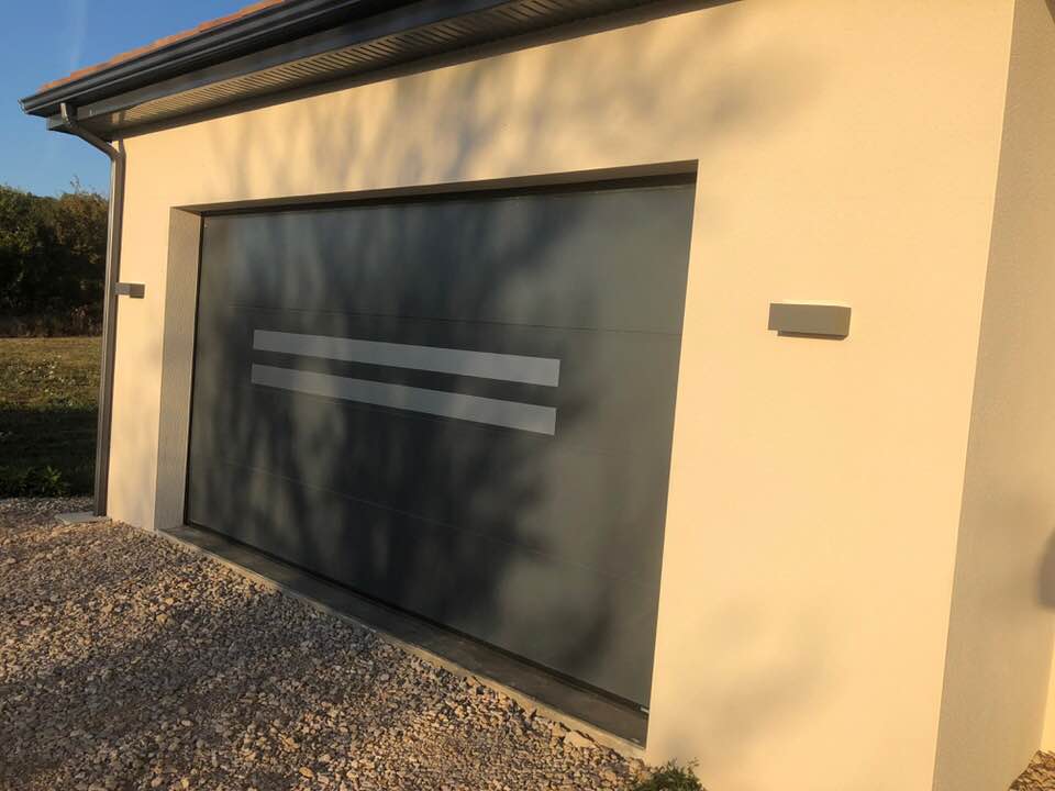 Porte de garage réalisation Trihome