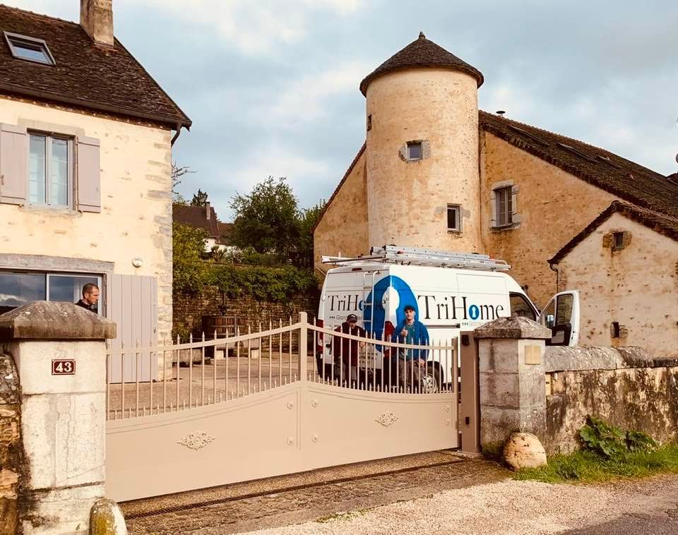 Installation Portail Alu dans le Jura by TriHome Menuiseries