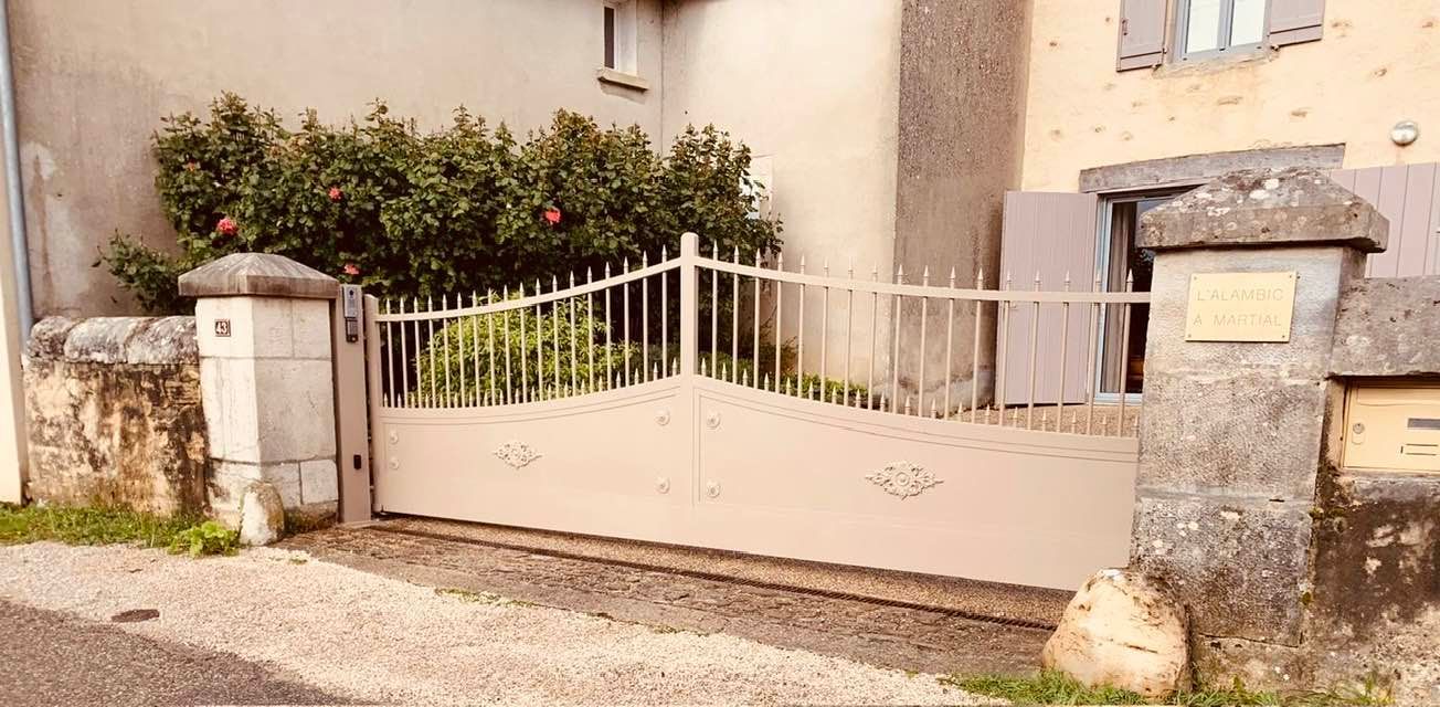 Magnifique Portail autorité ClassAlu de Bredok,  dans le Jura by TriHome Menuiseries