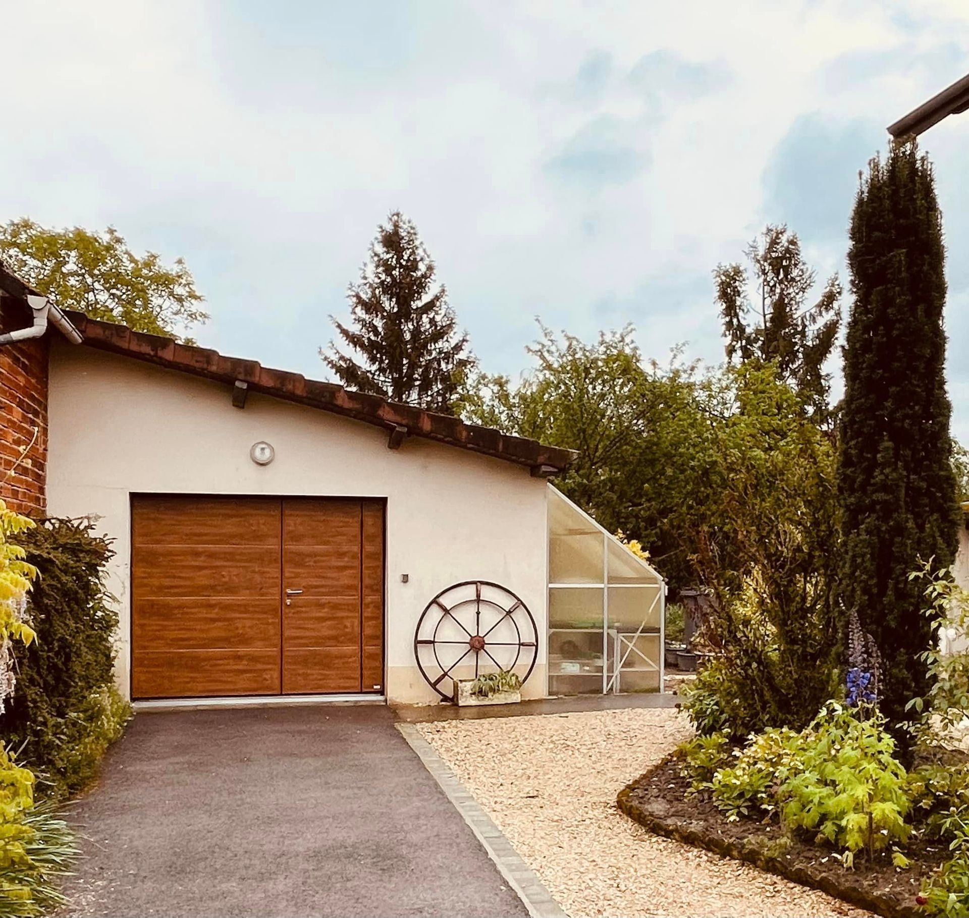 Porte de garage autoportée à Saint Usuge (71) by Trihome Menuiseries