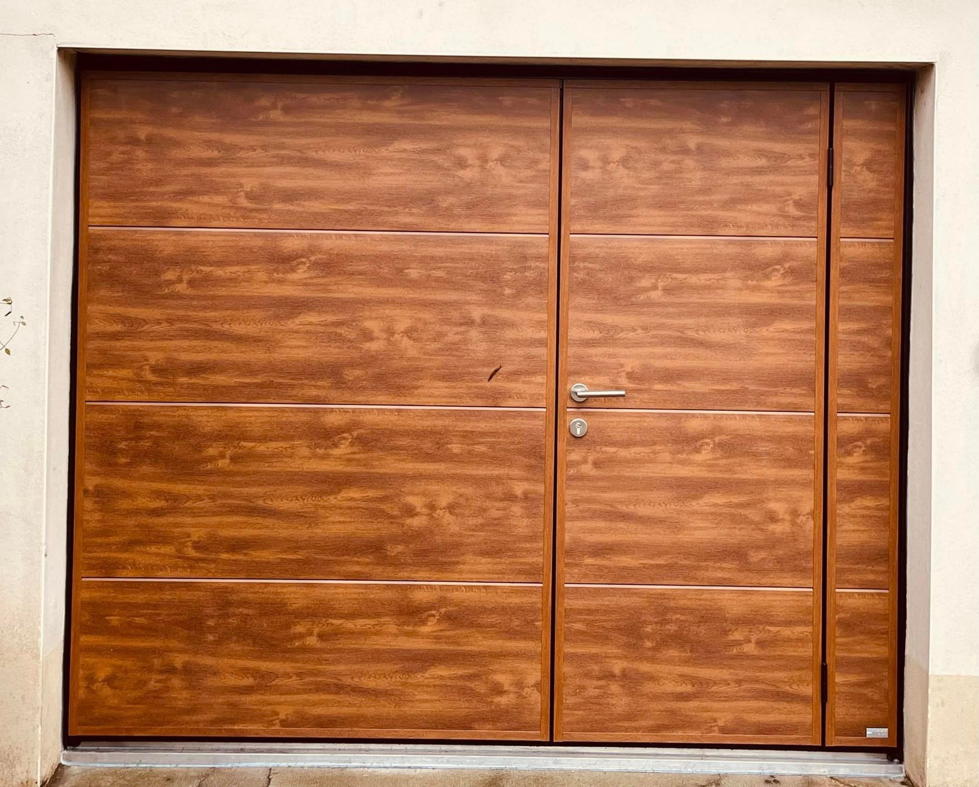 Porte de garage autoportée à Saint Usuge (71) avec porte sectionnelle Trihome Menuiseries