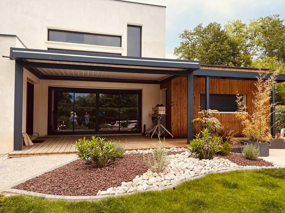 Très belle  pergola bioclimatique associée à une pergola toiture. Beautiful by TRIHOME Menuiseries