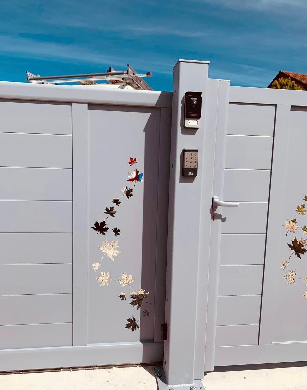 À Sornay (71), bel ensemble Portail en Alu, gamme attractiv motif «  feuilles d’érable » découpe jet d’eau ( Art&Portails)