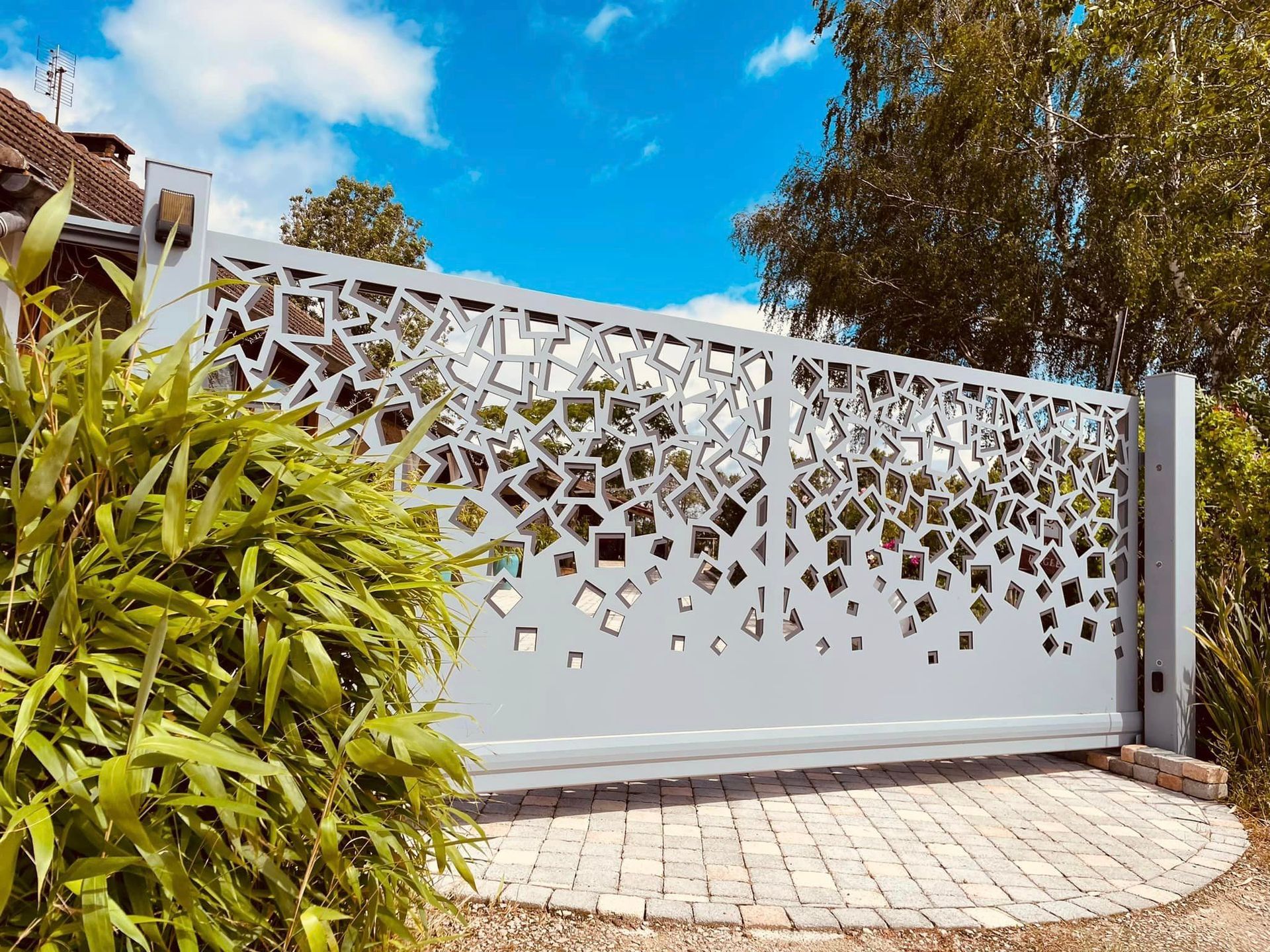 portail d’exception gamme Unik Art et portails installé à Simard, by Trihome Menuiseries