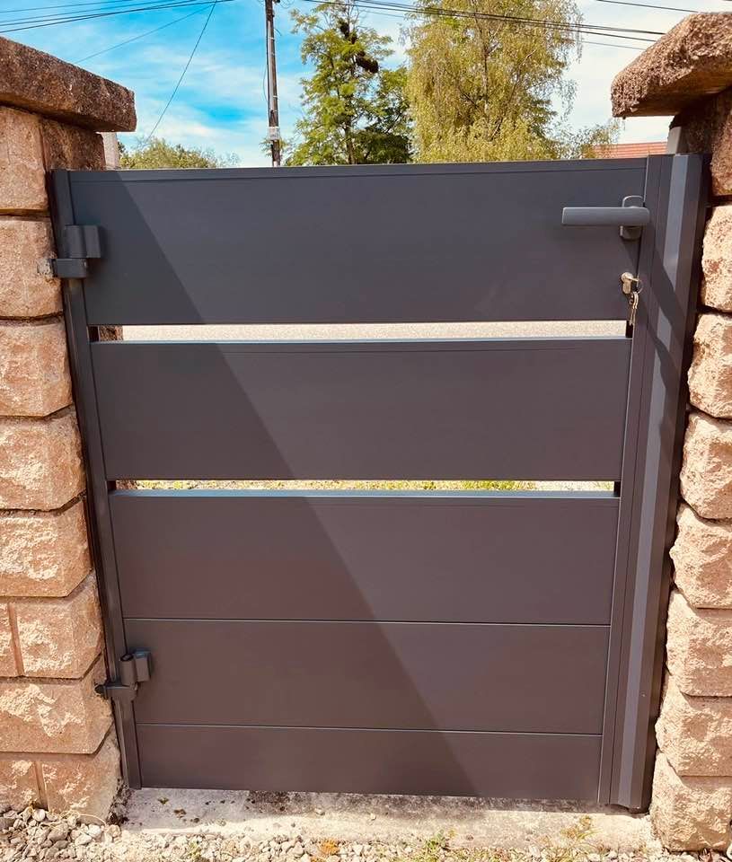 portail alu Saint Germain du Bois by Trihome Menuiseries