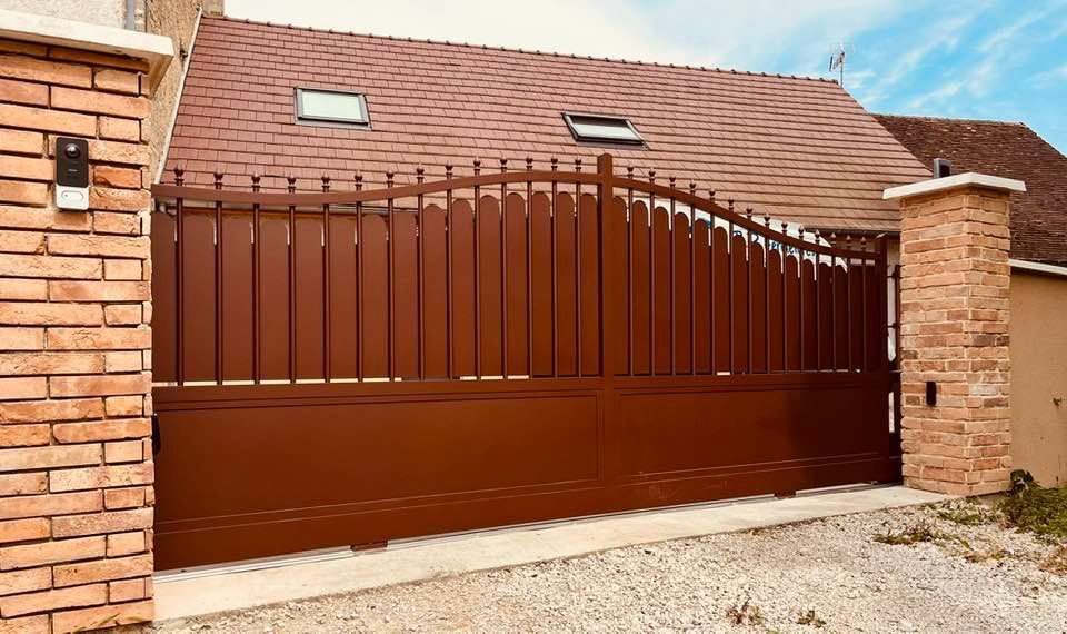 Portail Alu coulissant à Chilly le vignoble (39), ce modèle traditionnel classalu est ici en teinte spéciale effet « rouille »