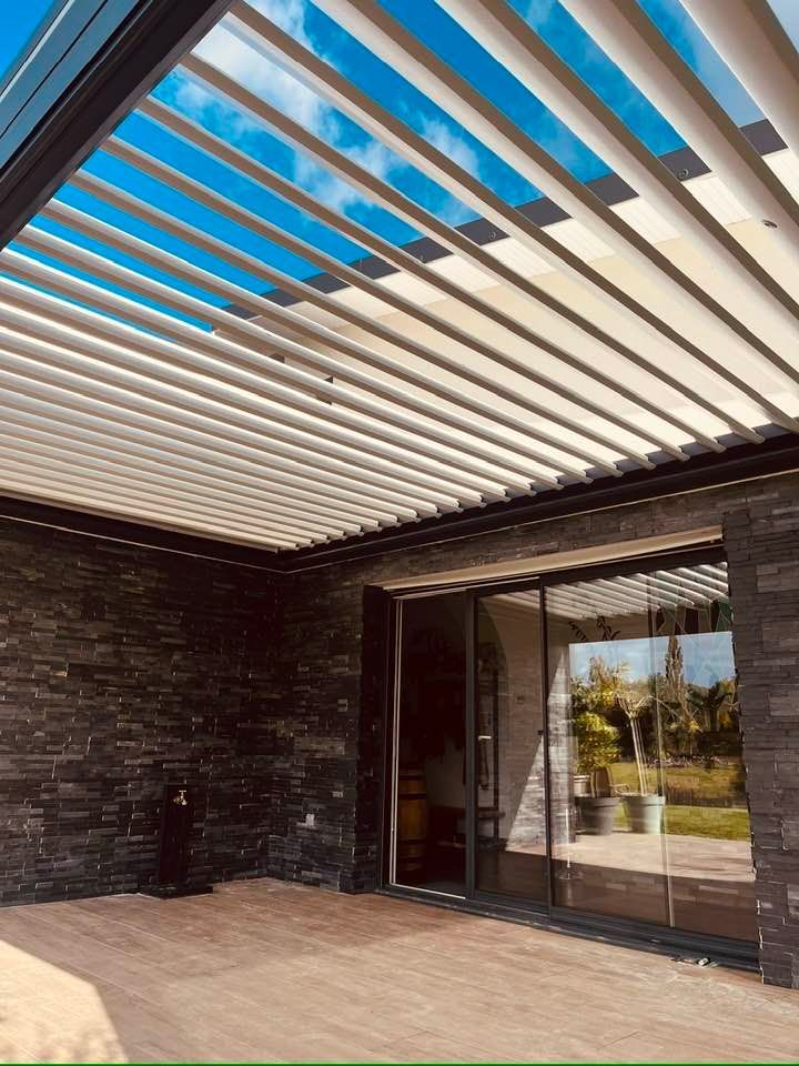 Au hameau « les Repots » (39), installation finalisée de la pergola bioclimatique art home alu posée by Trihome Menuiseries