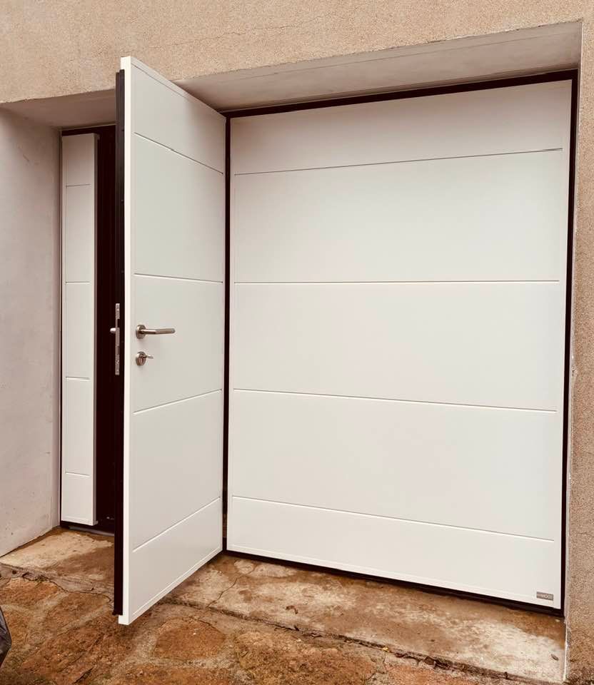 Porte de garage autoportée by Trihome Menuiseries