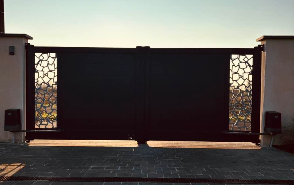 PORTAIL 2 battants gamme Linea Art et portails by Trihome Menuiseries (71)