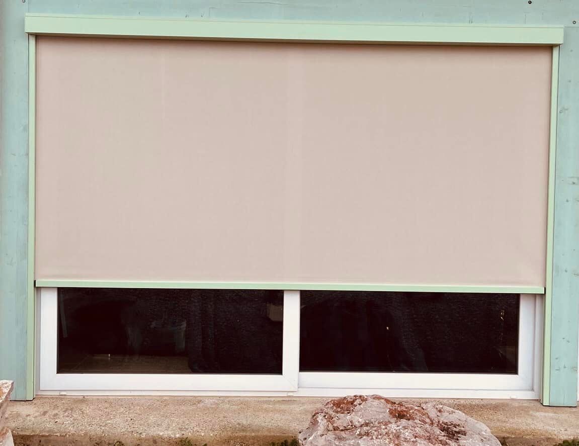A Fretterans (71)… pose finalisée de ce store zip sur mesure pour une protection solaire optimum de la baie vitrée exposée plein Ouest