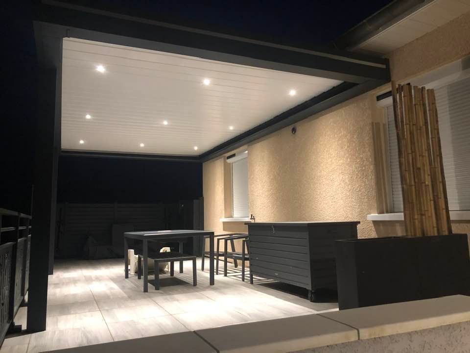 A Sornay (71) …
Installation finalisée de cette magnifique pergola bioclimatique sur mesure
Option leds intégrée aux lames !