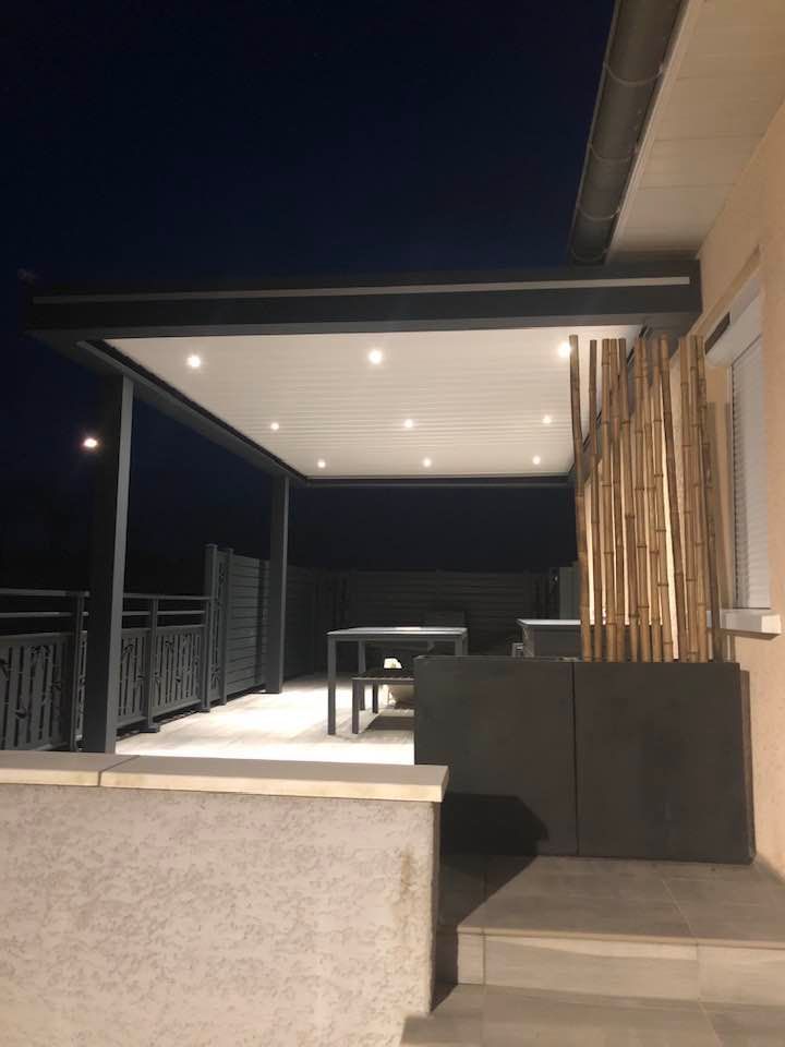 A Sornay (71) …
Installation finalisée de cette magnifique pergola bioclimatique sur mesure
Option leds intégrée aux lames !