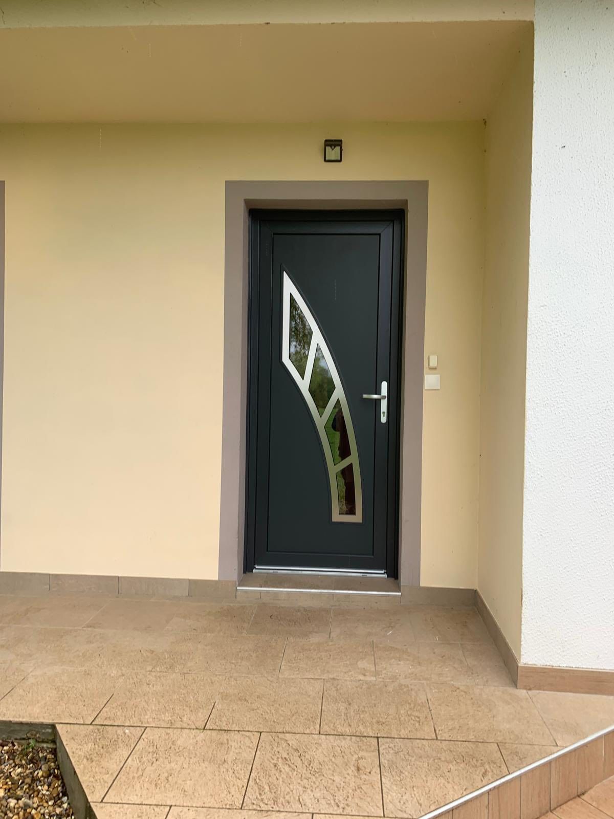 Belle porte d'entrée en Bresse posée
 et installée par Trihome Menuiseries