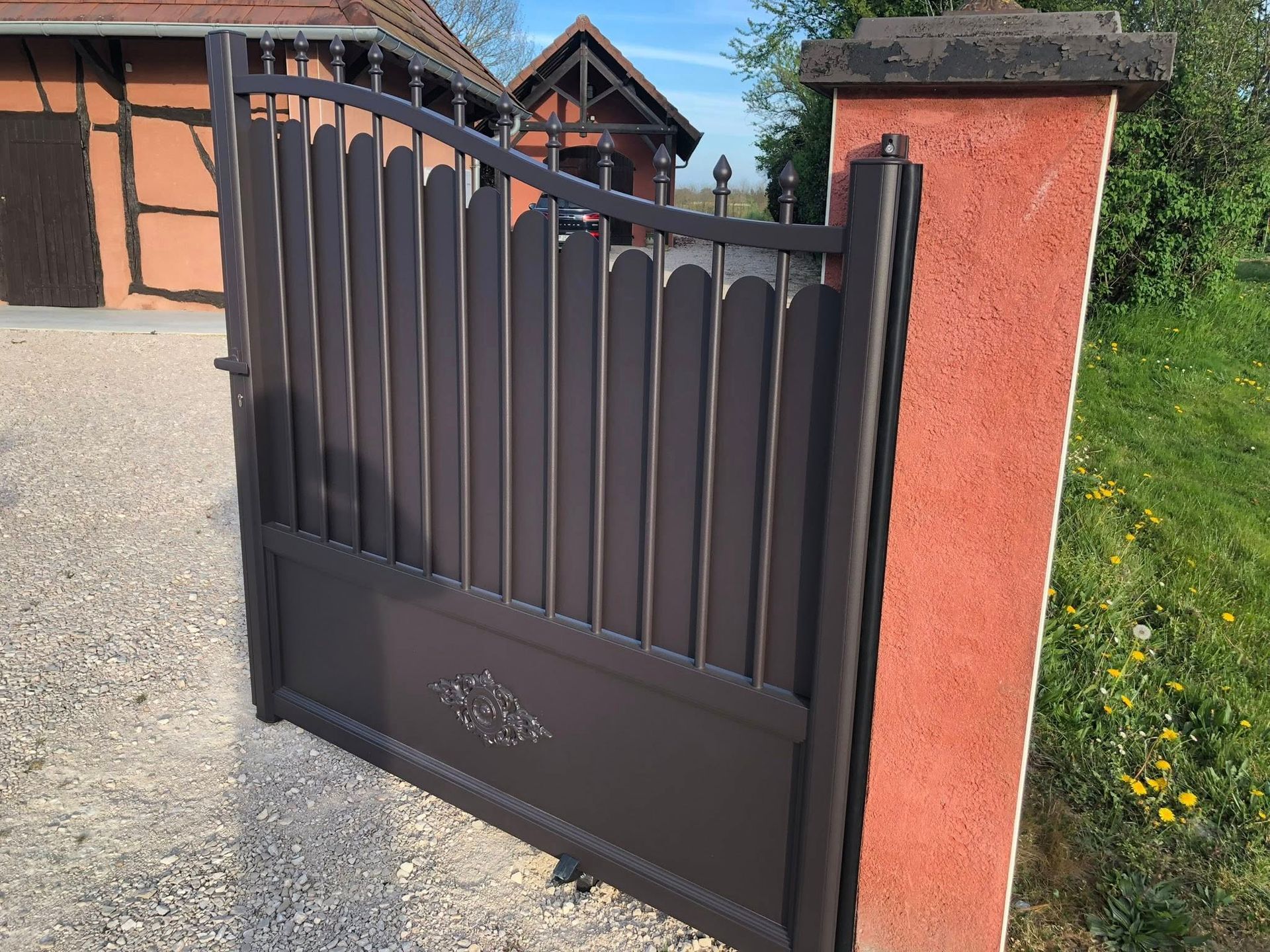 À Thurey (71) …
Portail alu story imitation ferronnerie traditionnelle ..?