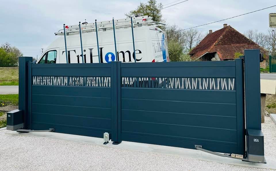 portail alu Trihome Menuiseries