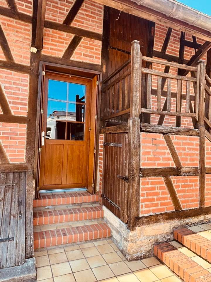 A Saint Germain du bois (71), deux belles portes sur mesure PVC style traditionnel !