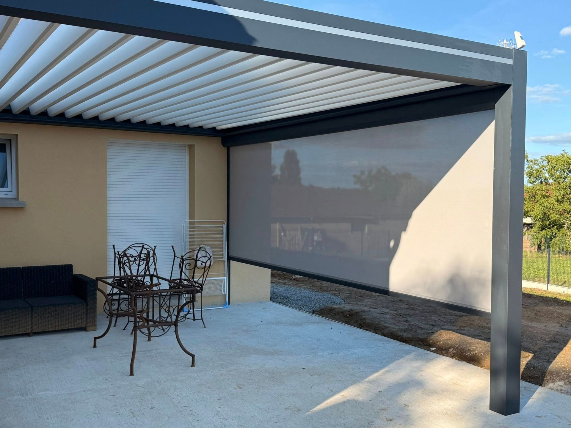 Pergola bioclimatique sur mesure dans le 71 by Trihome Menuiseries