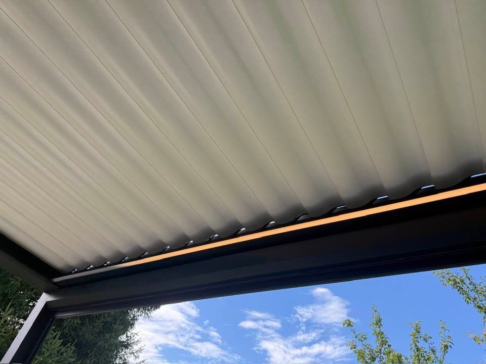 pergola bioclimatique installée modele ventury avec lames en S .