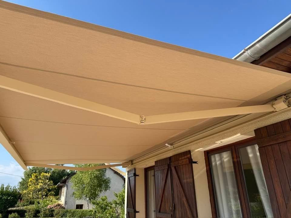 Serley (71), 
store banne aluminium motorisé sur mesure grande largeur (6m)