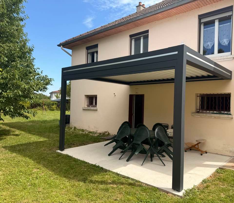Chaussin (39) pergola bioclimatique installée modele ventury avec lames en S .
